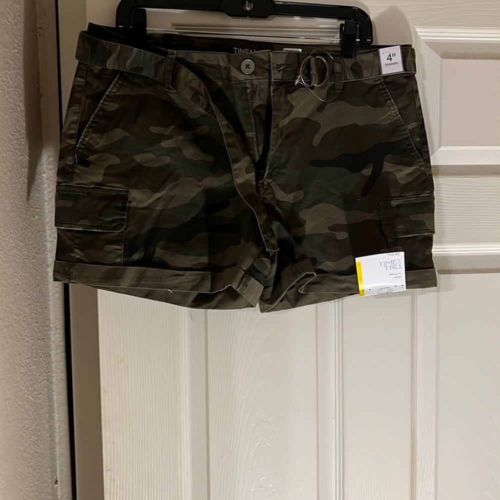 New with tags Time and True mid rise Camo cargo shorts
